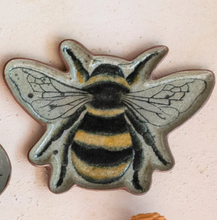 Load image into Gallery viewer, Bee Stoneware Dish