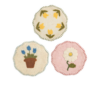 Load image into Gallery viewer, Flower Felt Trivet
