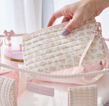 Load image into Gallery viewer, Case-Mate Quilted Ditsy Floral Jelly Tote
