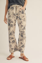 Load image into Gallery viewer, Floral Print Pants
