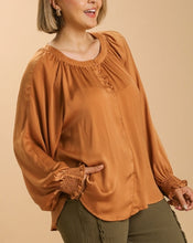 Load image into Gallery viewer, Curvy Washed Satin Puff Sleeve Top
